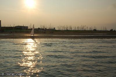 Segelboot im Abendlicht