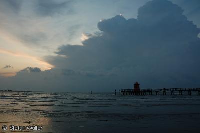 Seebr�cke mit Wolken