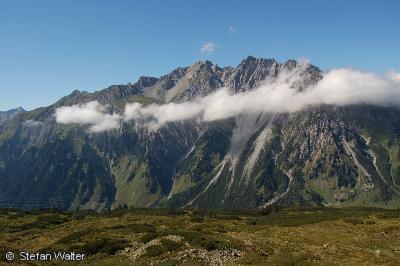 August - Bergkette mit Wolken